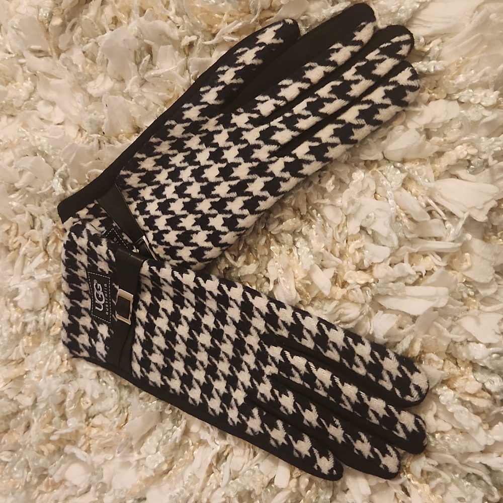 NEW UGG GLOVES
